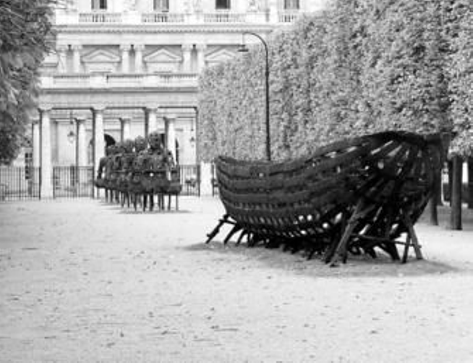 La barca y los diez guerreros Buda en los jardines del Palais Royal de París.