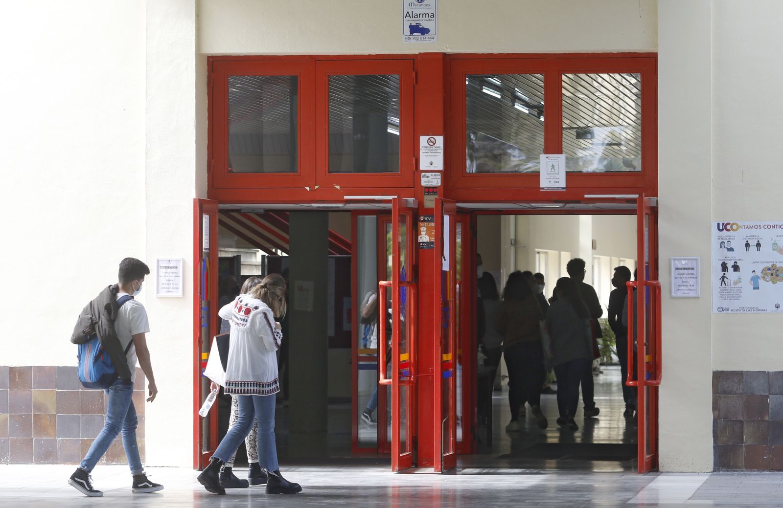 Alumnos de la UCO acceden a la Facultad de Ciencias de la Educación.