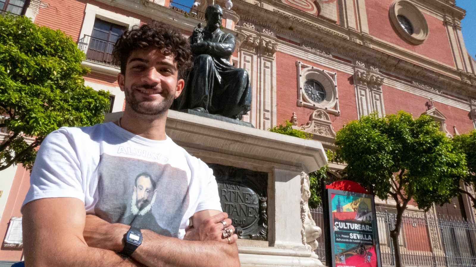 Álvaro Busto junto al monumento a Martínez Montañés