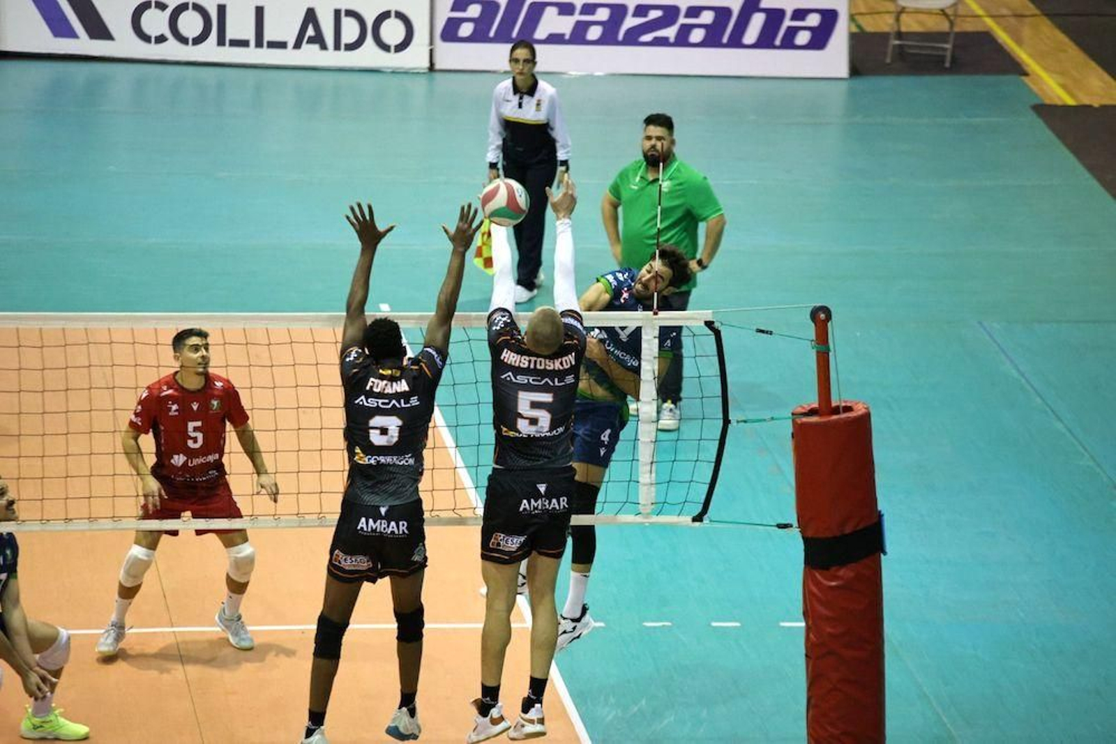 Dos jugadores del conjunto turolense intentan bloquear un remate de Juanmi durante una acción del encuentro.