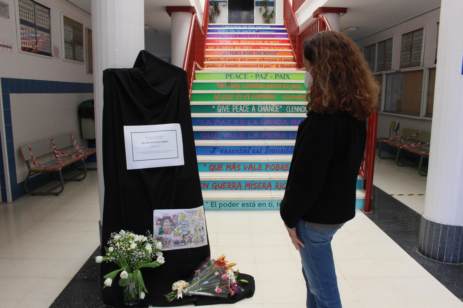 Una joven junto a la ofrenda realizada a la profesora fallecida en el instituto Guadalpín. Una joven junto a la ofrenda realizada a la profesora fallecida en el instituto Guadalpín.