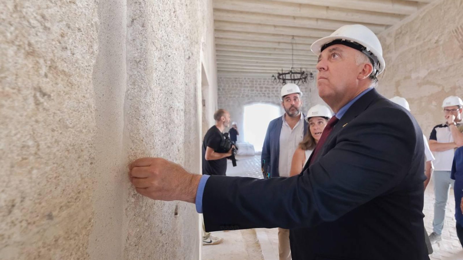 Arturo Bernal comprobando las obras que se realizan en el Castillo.