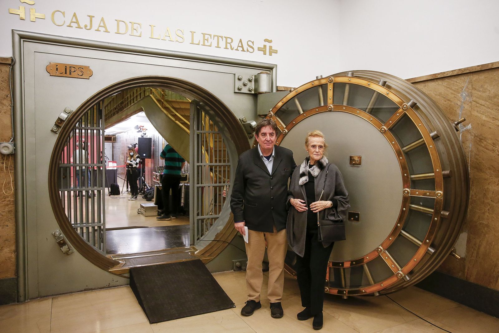 María Victoria Atencia, con Luis García Montero en la caja acorazada del Cervantes.