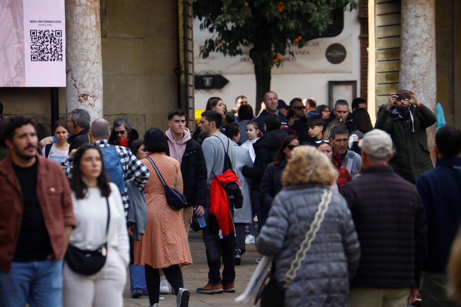 Los turistas 'toman' Córdoba en el puente de la Constitución