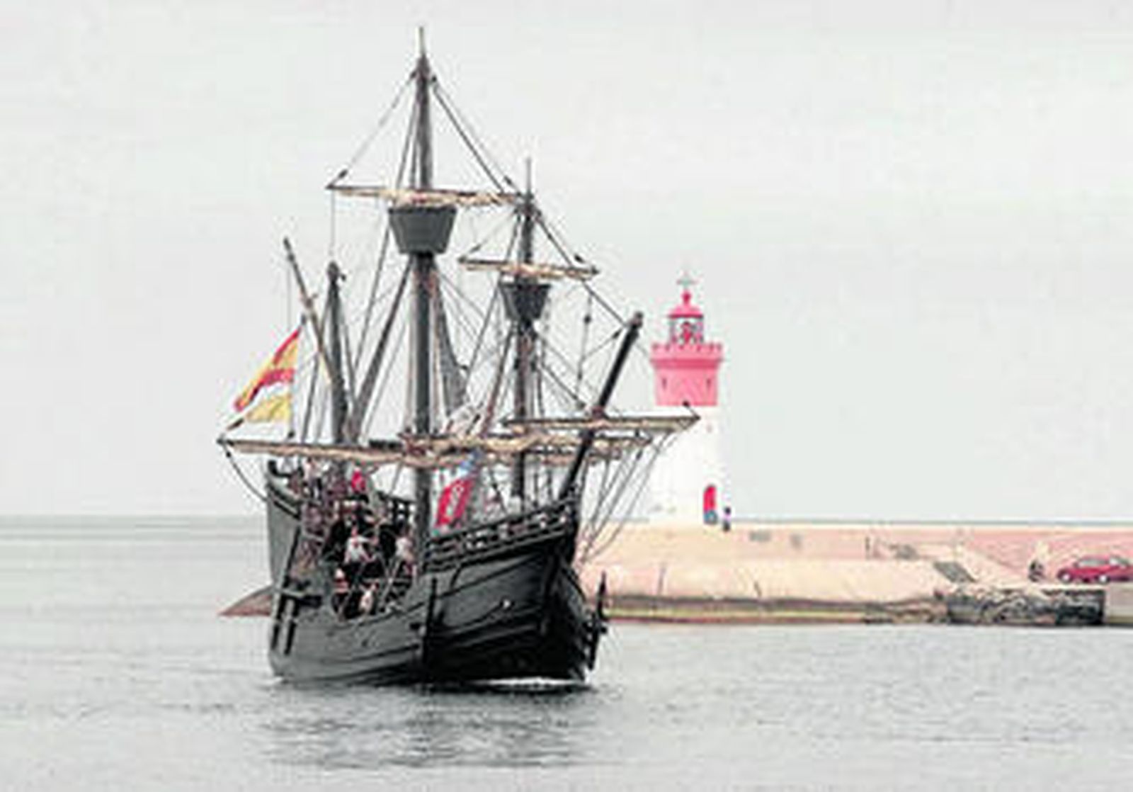 La réplica de la Nao Victoria, navegando en una foto retrospectiva.