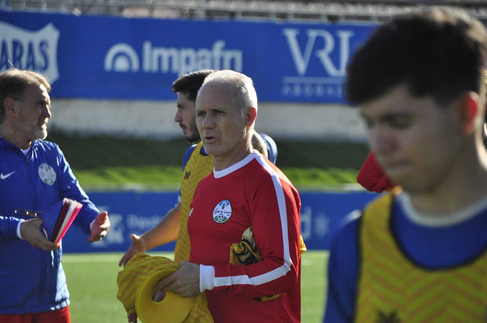 Falete dirige un entrenamiento del Ciudad de Lucena.