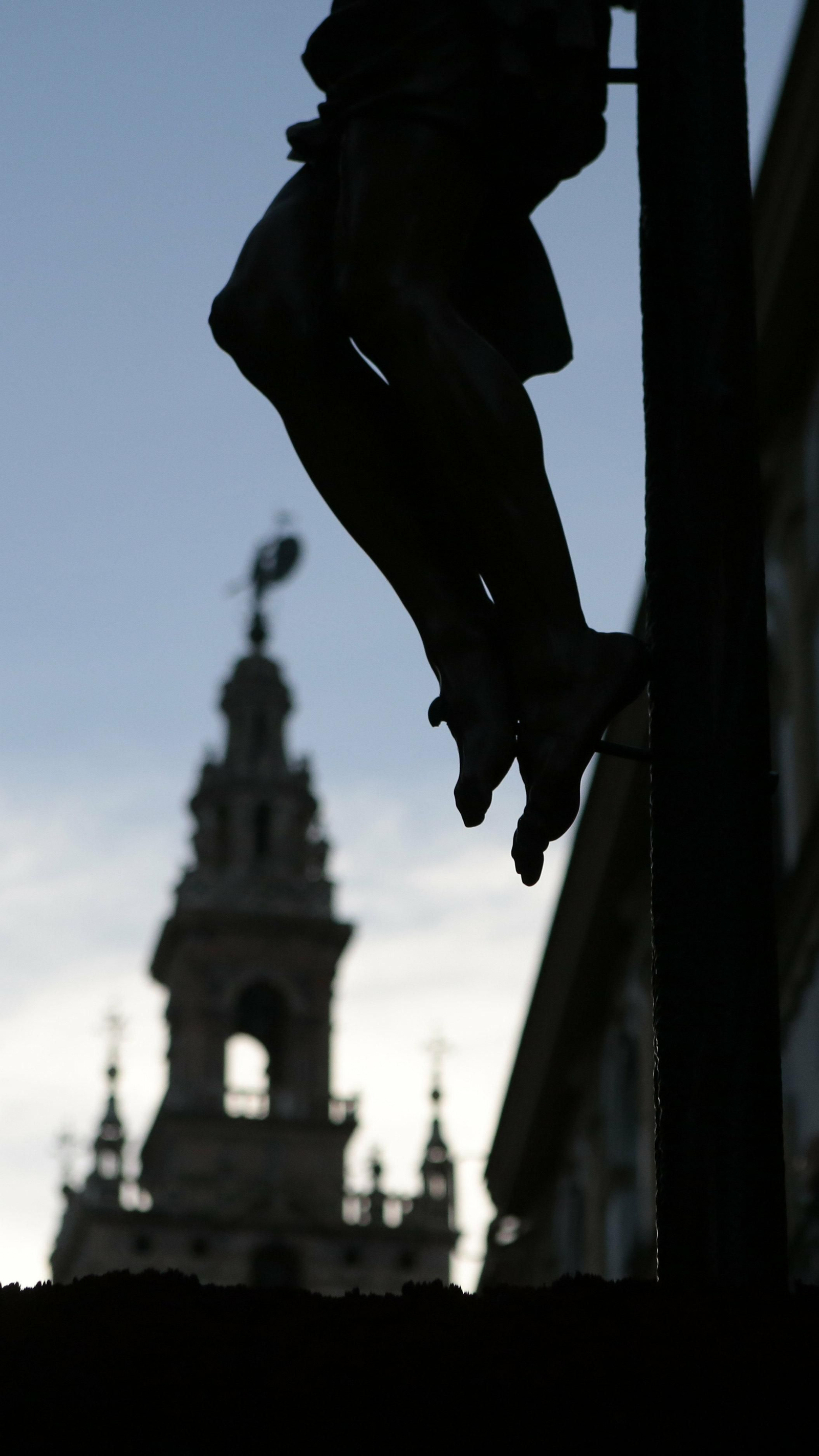 Los pies del Cristo de las Misericordias, con la Giralda.