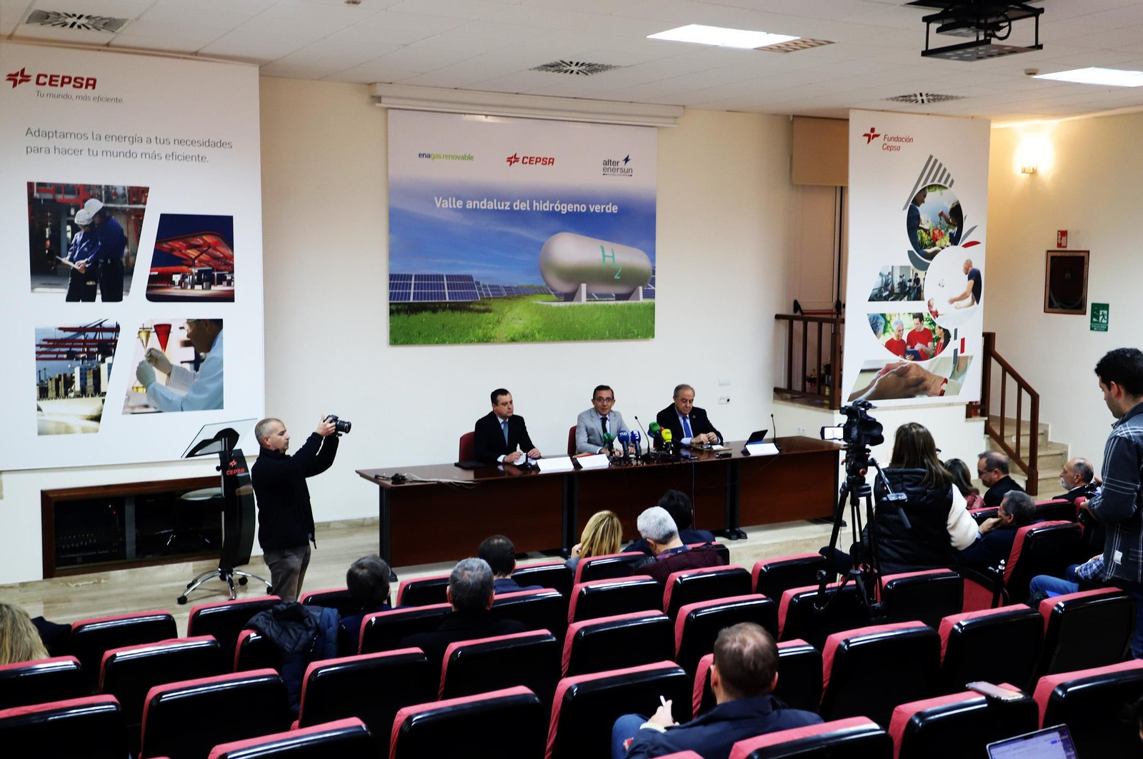 Imágenes del convenio entre Cepsa, Enagás Renovable y Alter Enersun para impulsar la descarbonización de la industria local y el transporte