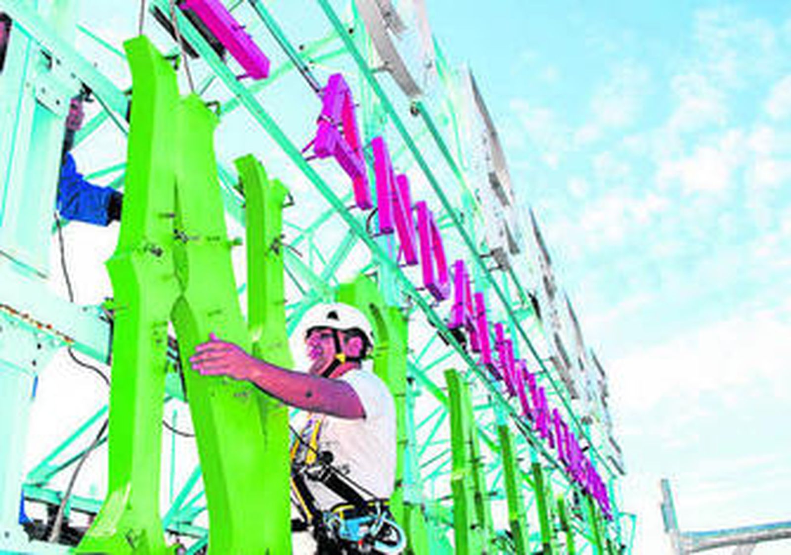 Momento de la retirada del cartel del 'Tío Pepe', en marzo de 2011.