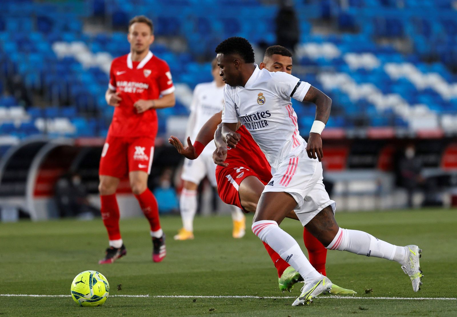 Diego Carlos, en un lance con Vinicius.