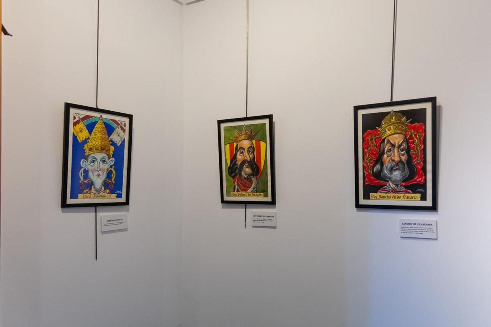 En imágenes: Juan Hervás retrata con caricaturas a destacados personajes de la Batalla de las Navas de Tolosa en esta exposición