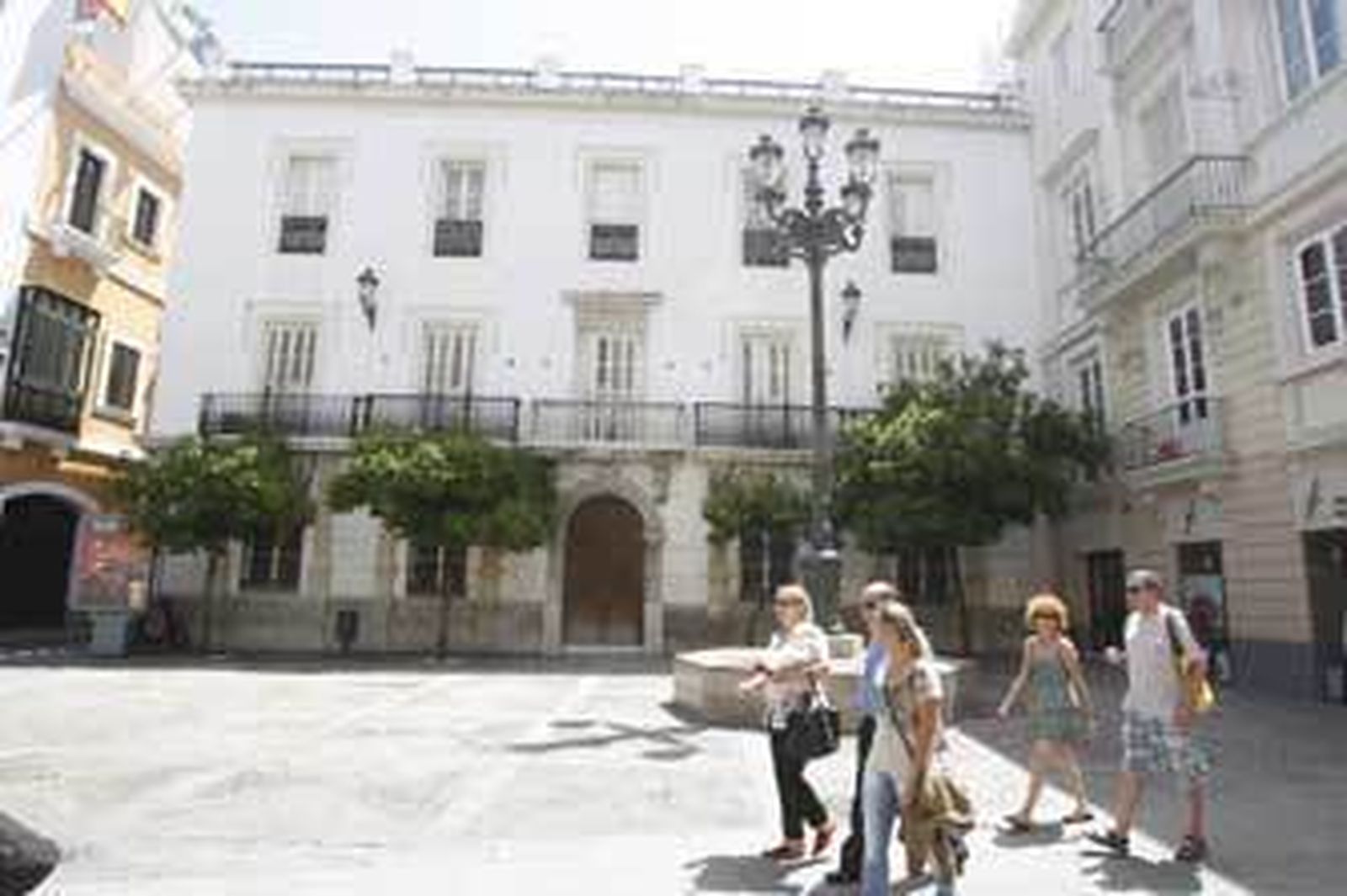 Esta histórica casa palacio de la plaza de San Agustín también es propiedad de un banco actualmente, después de años de abandono. /Joaquín Pino