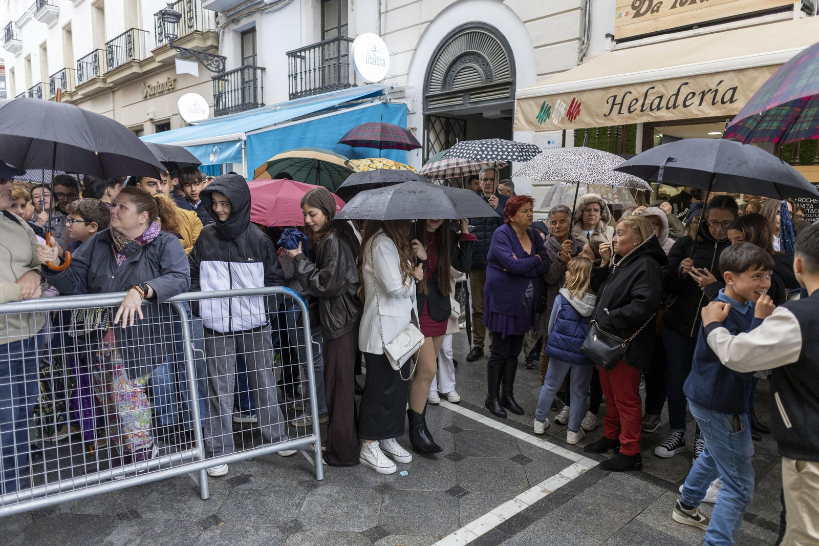 Imágenes de la salida de Dolor y Sacrifico en la Semana Santa de El Puerto 2025