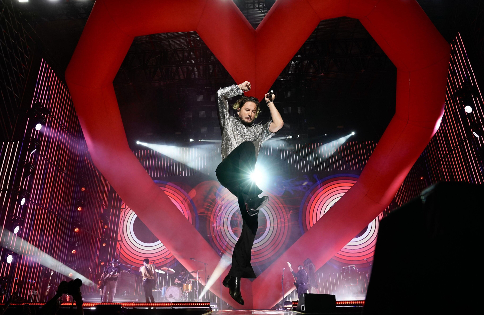 Manuel Carrasco conquista con sus 'flechas de amor' a Granada