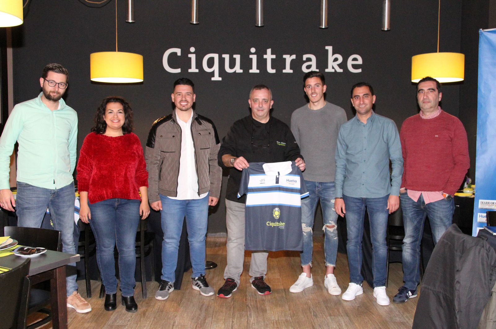 Alberto Ródenas y Joaquín Rasco posan junto a Carlos Ramírez, de restaurante Ciquitrake, y el resto de invitados en la Tertulia Deportiva de Huelva Información.