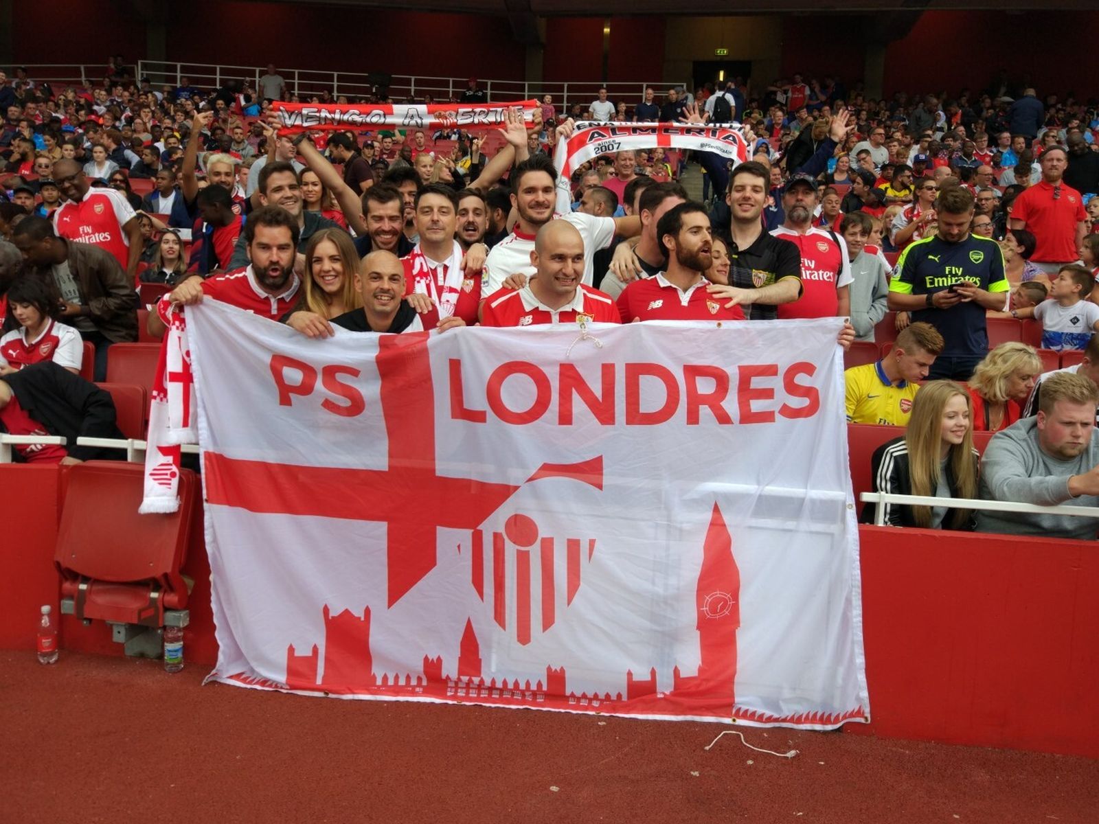 Luis Ojeda, primero por la izquierda, con su peña en un amistoso Arsenal-Sevilla en 2017.