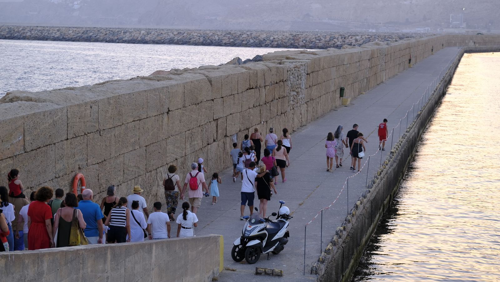 Atardecer en el Faro, organizado por la Autoridad Portuaria de Almería