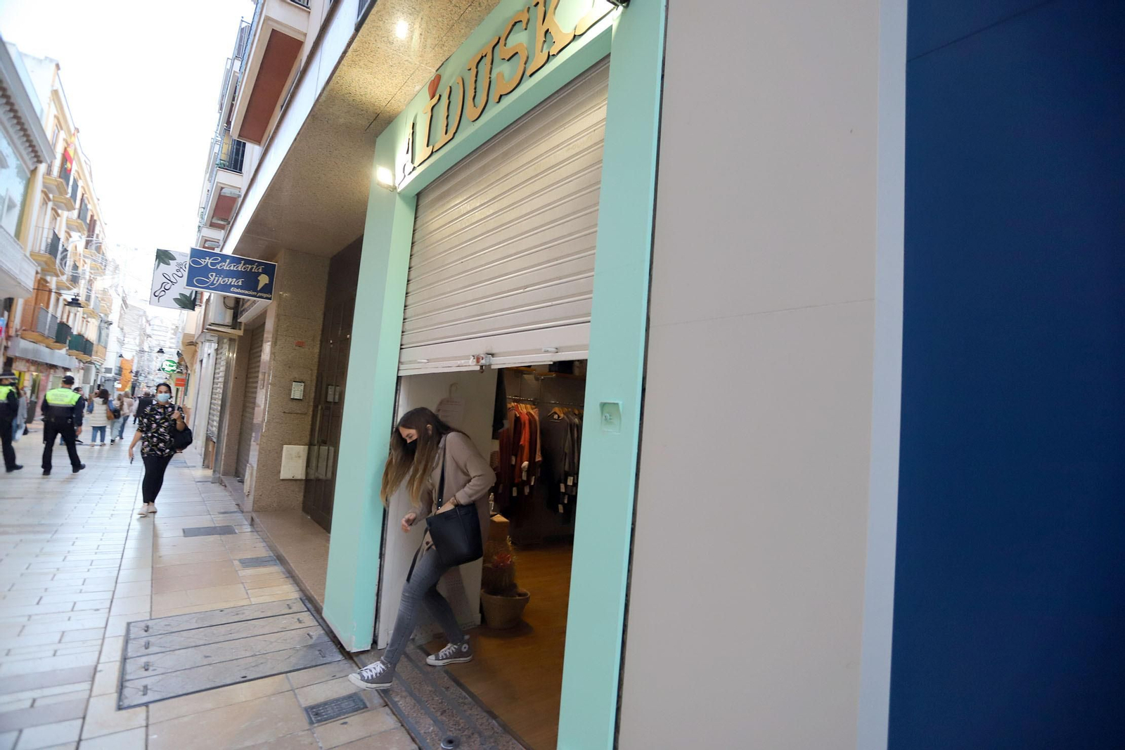 Imágenes del cierre de comercios bares y terrazas a causa de las nuevas restricciones por la Covid en Huelva