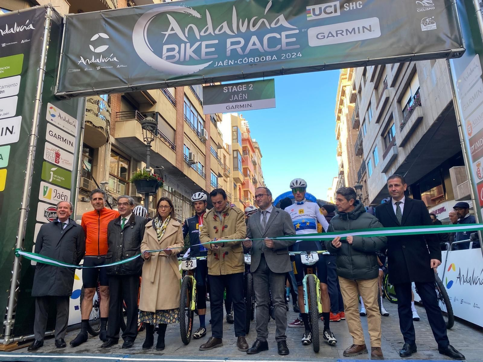 En imágenes: así ha salido a la Andalucía Bike Race desde la 'Carrera' de Jaén