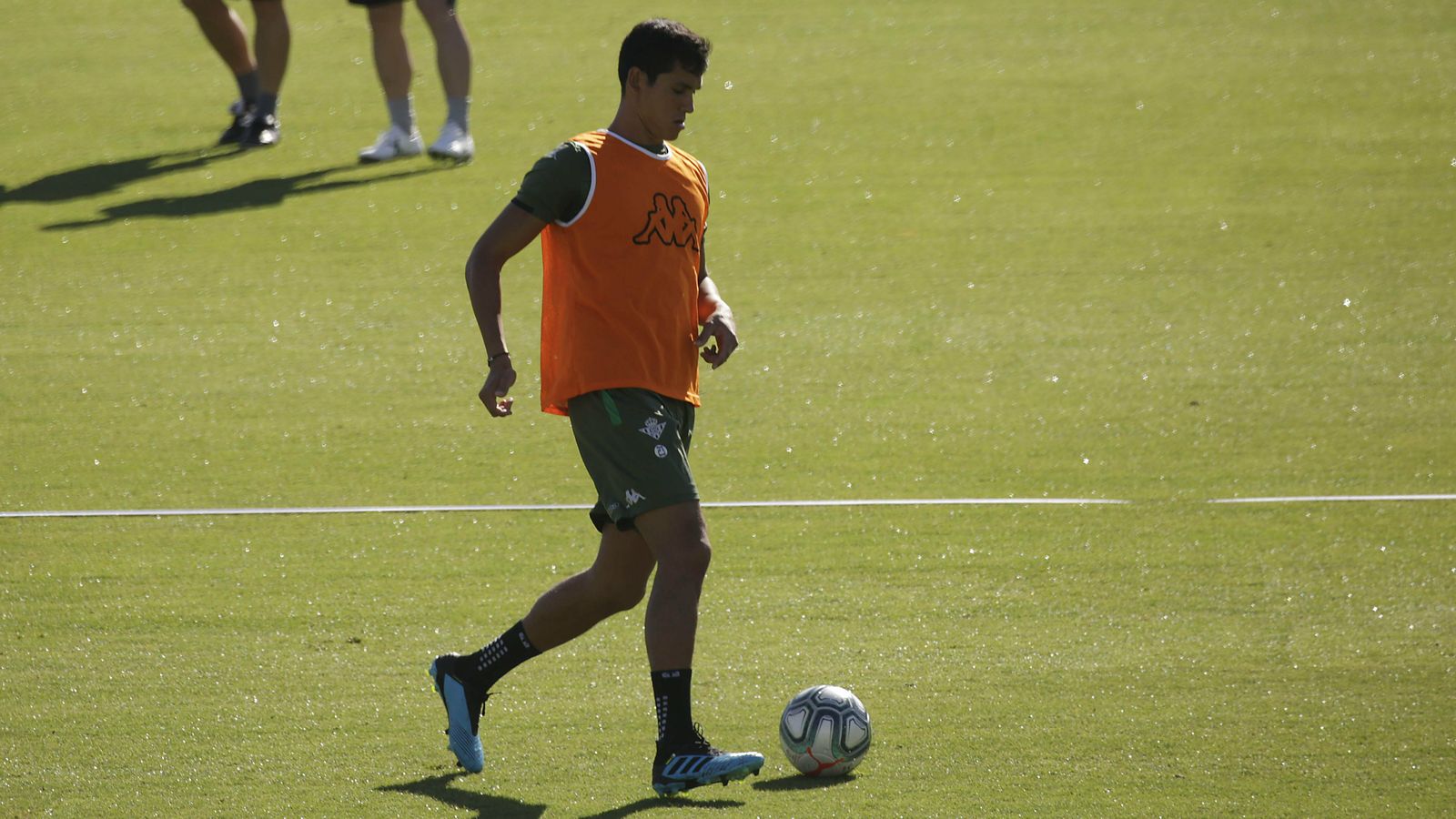 Mandi conduce el balón en un entrenamiento.
