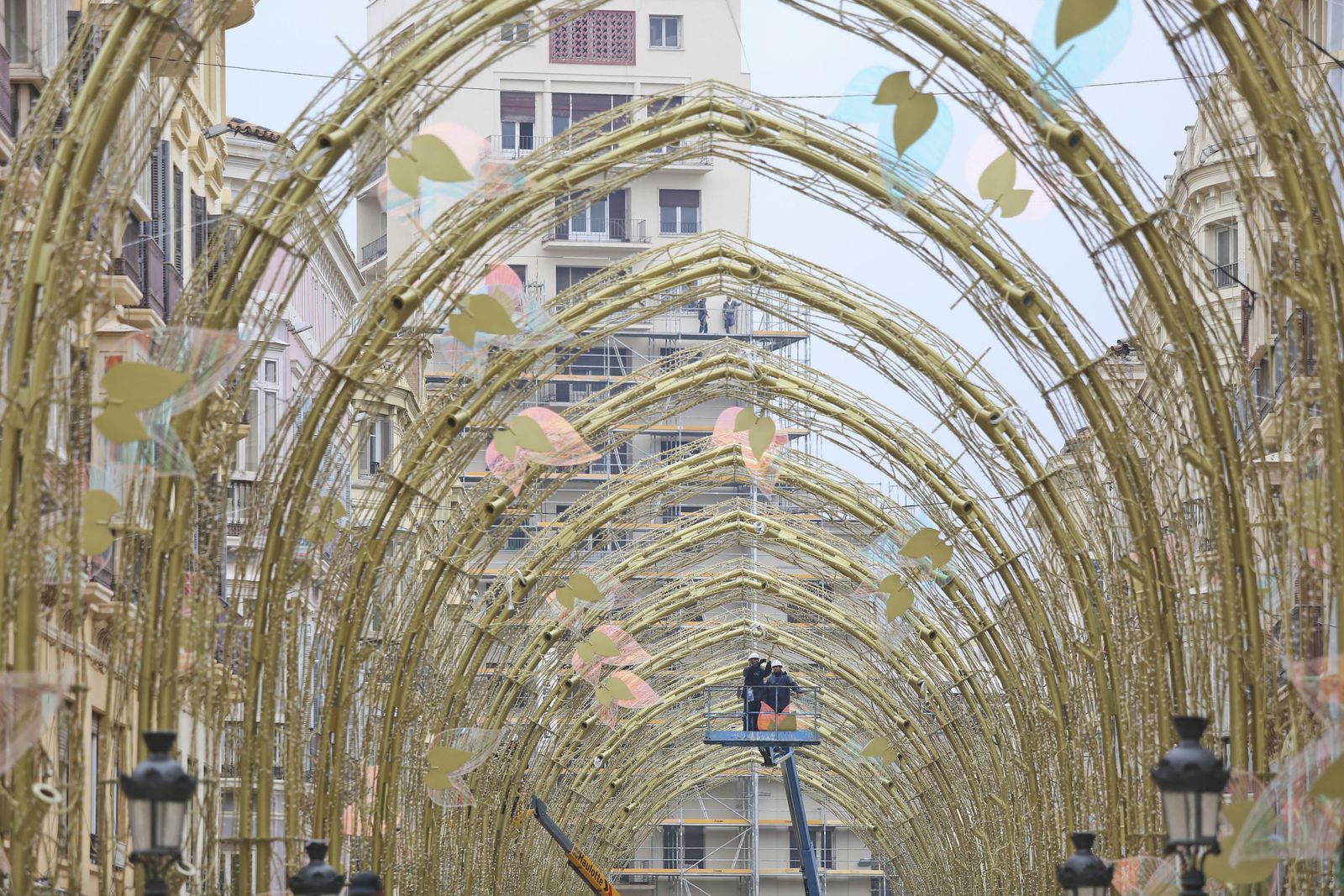 El montaje de las luces de Navidad de la calle Larios