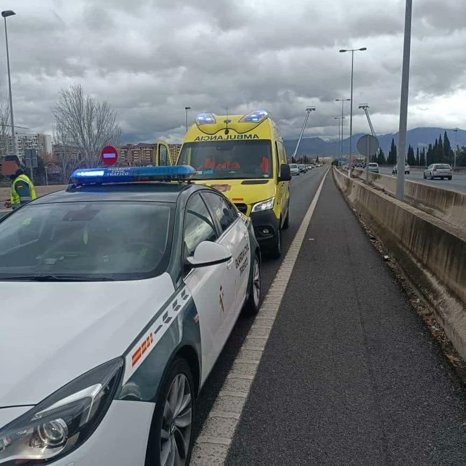 Una persona herida en la Circunvalación de Granada tras un choque entre una moto y un coche