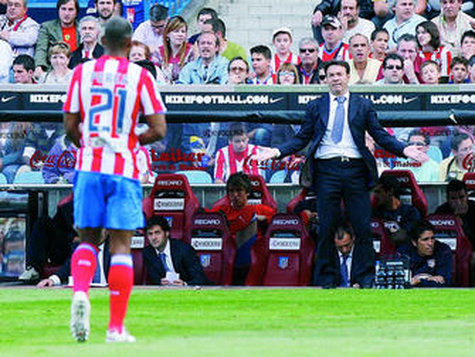 El técnico del Atlético de Madrid, Abel Resino, pide explicaciones a su defensa Perea.