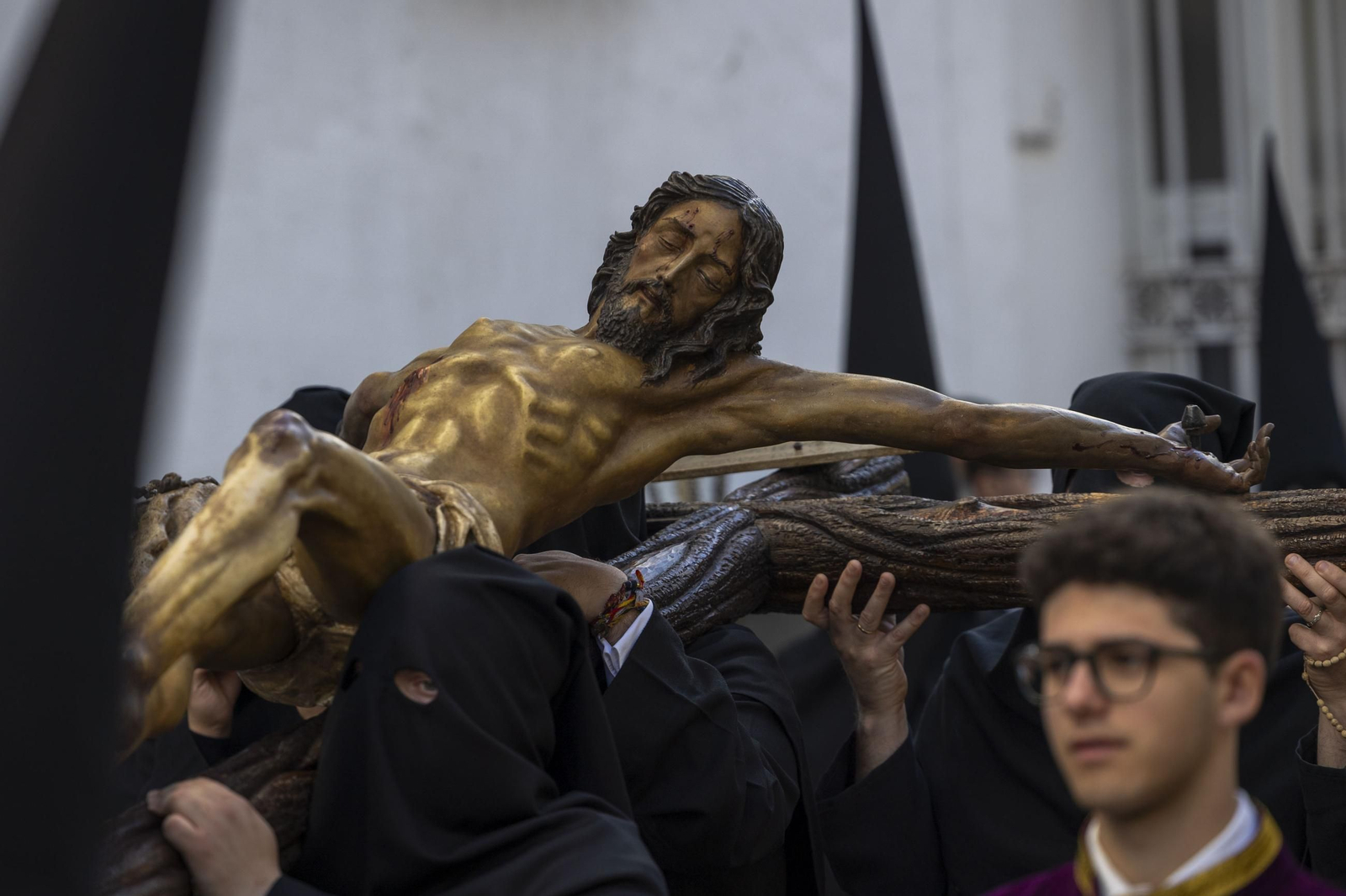 En imágenes, Servitas procesionó con normalidad tras adelantar su salida en el Miércoles Santo de la Semana Santa 2025 de San Fernando