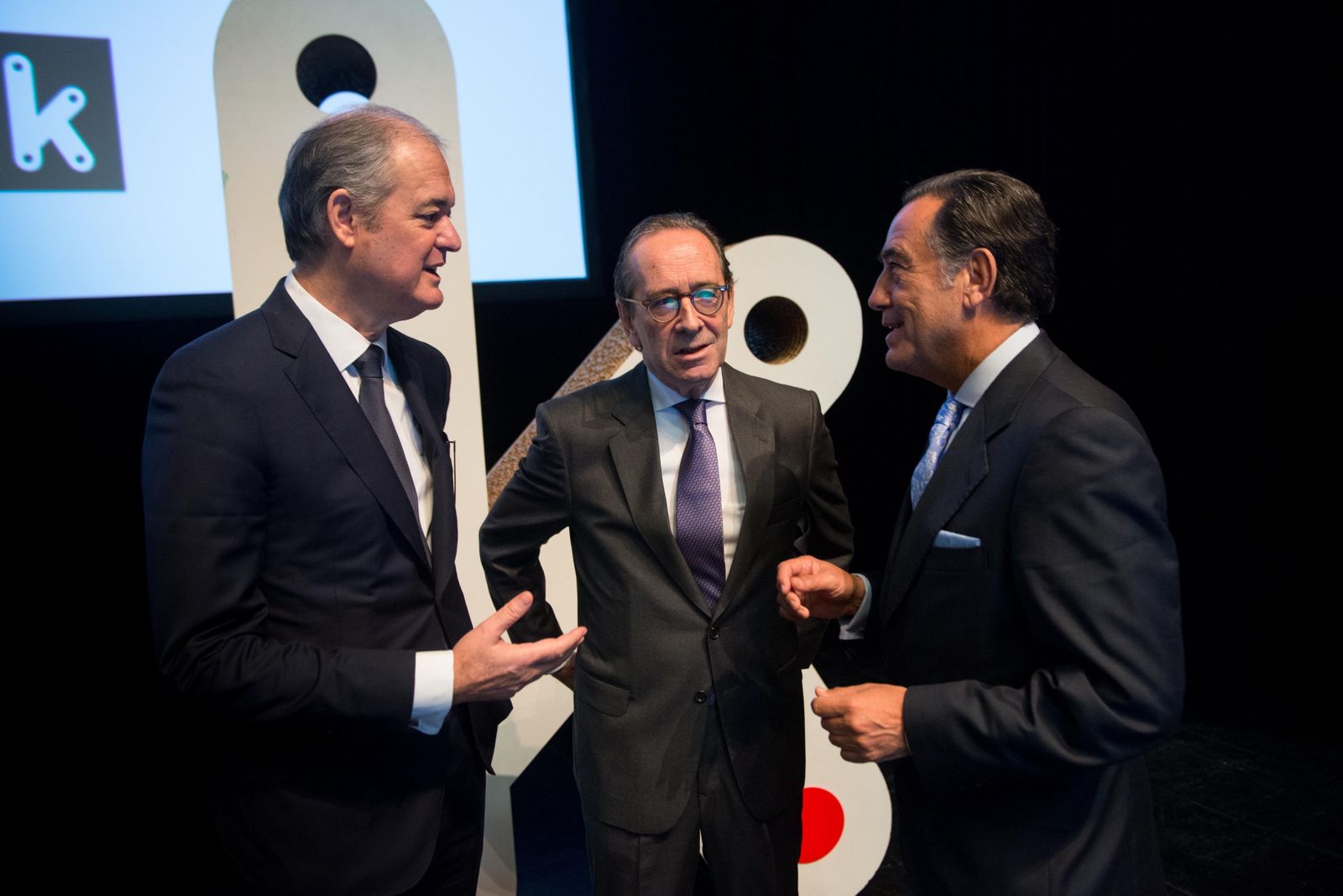 Javier García, consejero de Kutxabank, Gregorio Villalabeitia, presidente del Grupo, y Miguel Cabello, presidente de Cajasur.