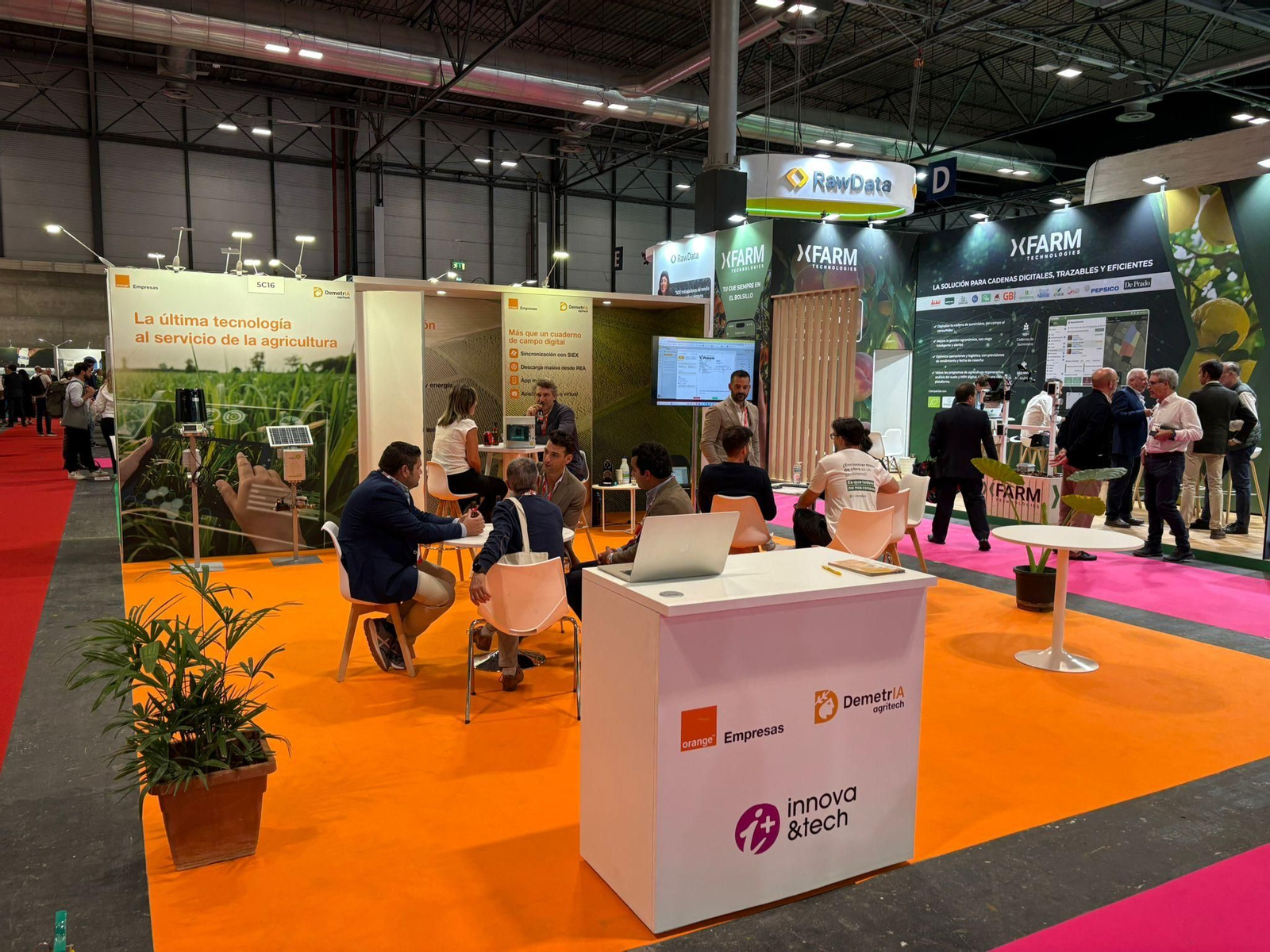 Estand de DemetrIA y Orange en Ifema, en la feria hortofrutícola Fruit Attraction 2025