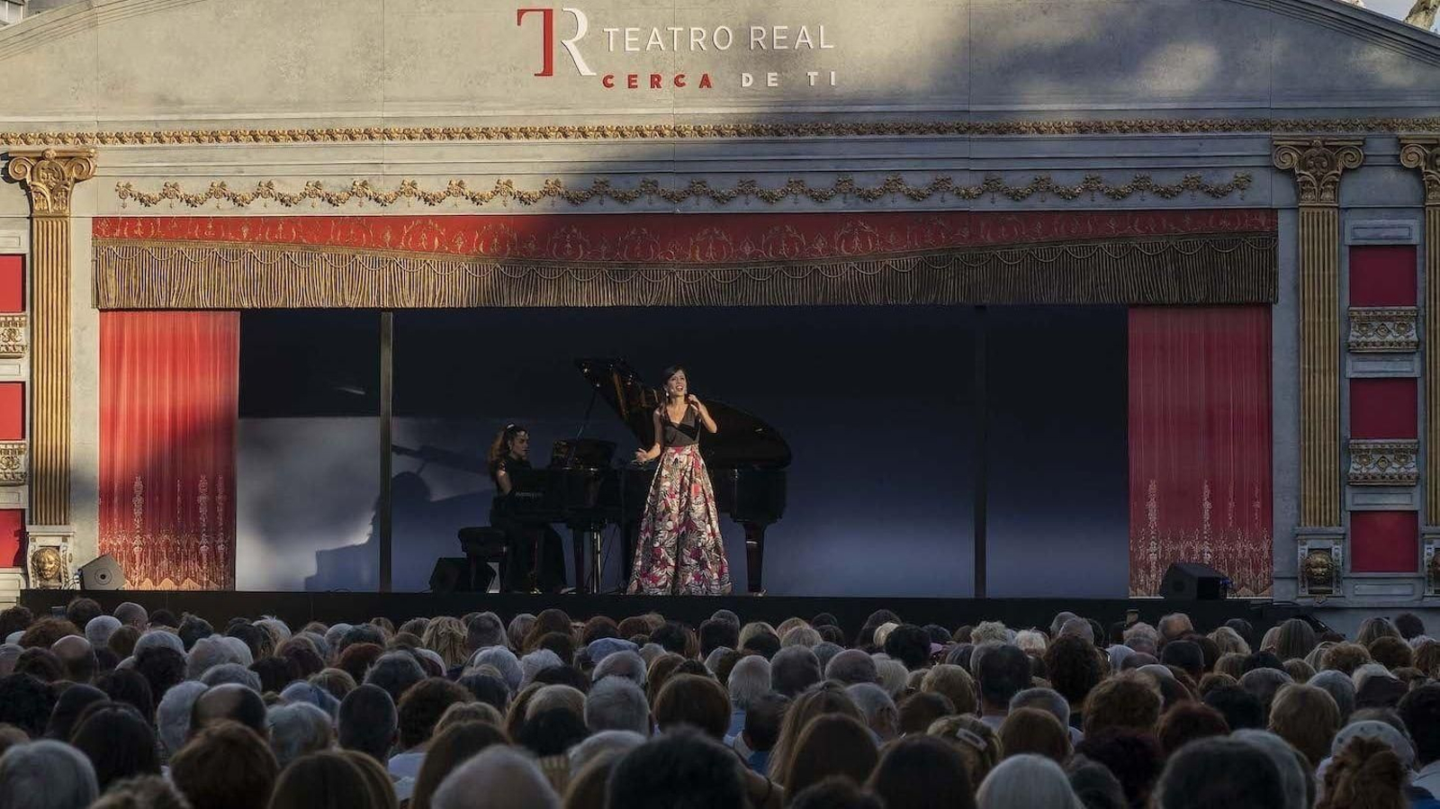 Al igual que ya hiciera Federico García Lorca hace más de nueve décadas con La Barraca, que acercaba los clásicos del teatro a toda España, el Teatro Real se ha vuelto a marcar el reto de sacar la ópera a la calle con un escenario itinerante.