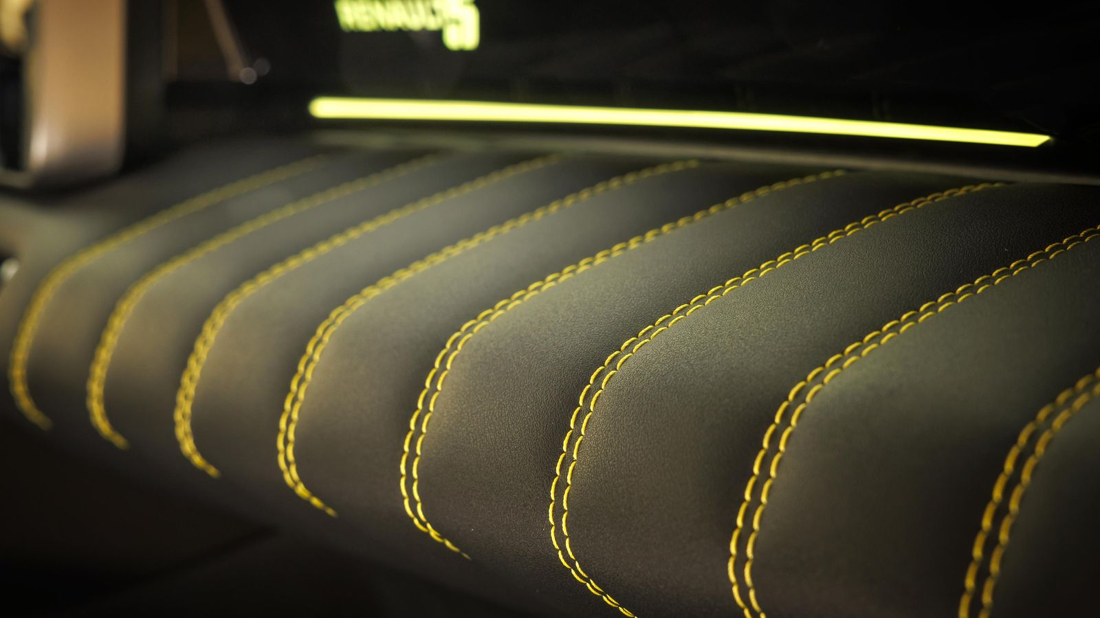 En el R-5 de los 70 estas piezas del salpicadero provenían directamente del prototipo en el que se habían utilizado elementos independientes pegados entre sí.