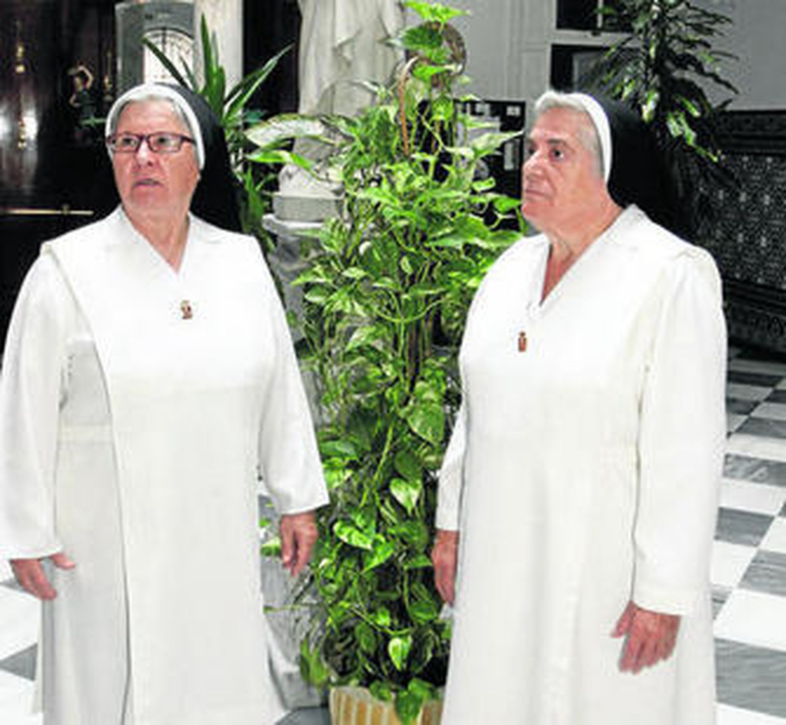 Las madres Ana María y María Isabel en el patio de las Mercedarias.
