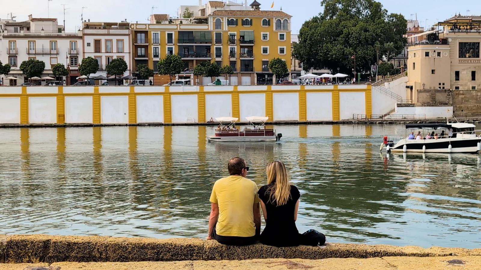 Disfrutar de la vista del Guadalquivir es uno de los pasatiempos favoritos de los locales y los turistas