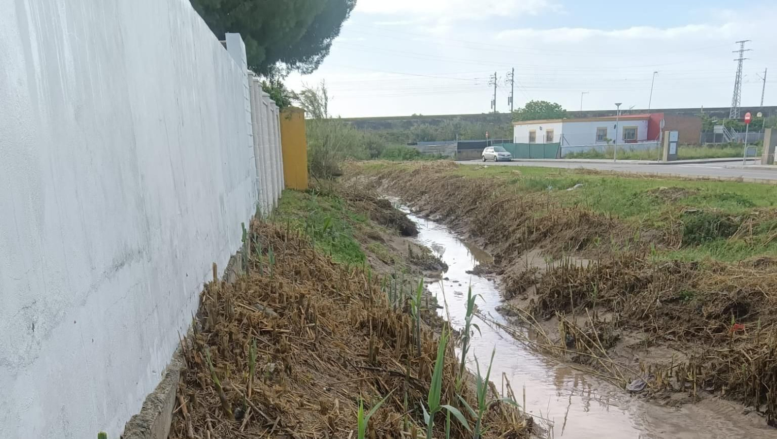El canal de Las Flores, junto a las viviendas, en una imagen captada el pasado mes de abril. El canal de Las Flores, junto a las viviendas, en una imagen captada el pasado mes de abril.