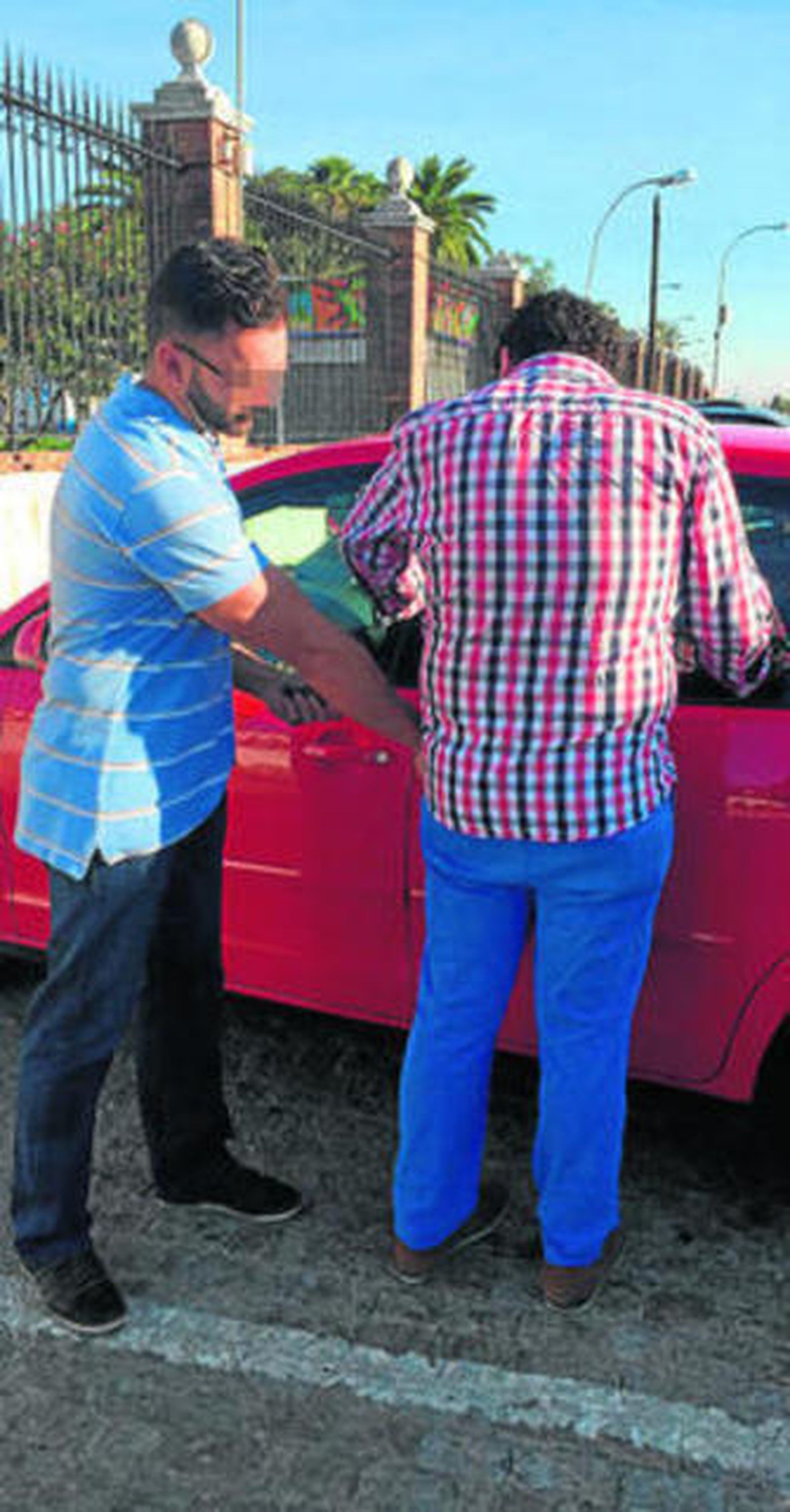 Manuel Arana (a la derecha) es cacheado tras su detención en El Puerto.