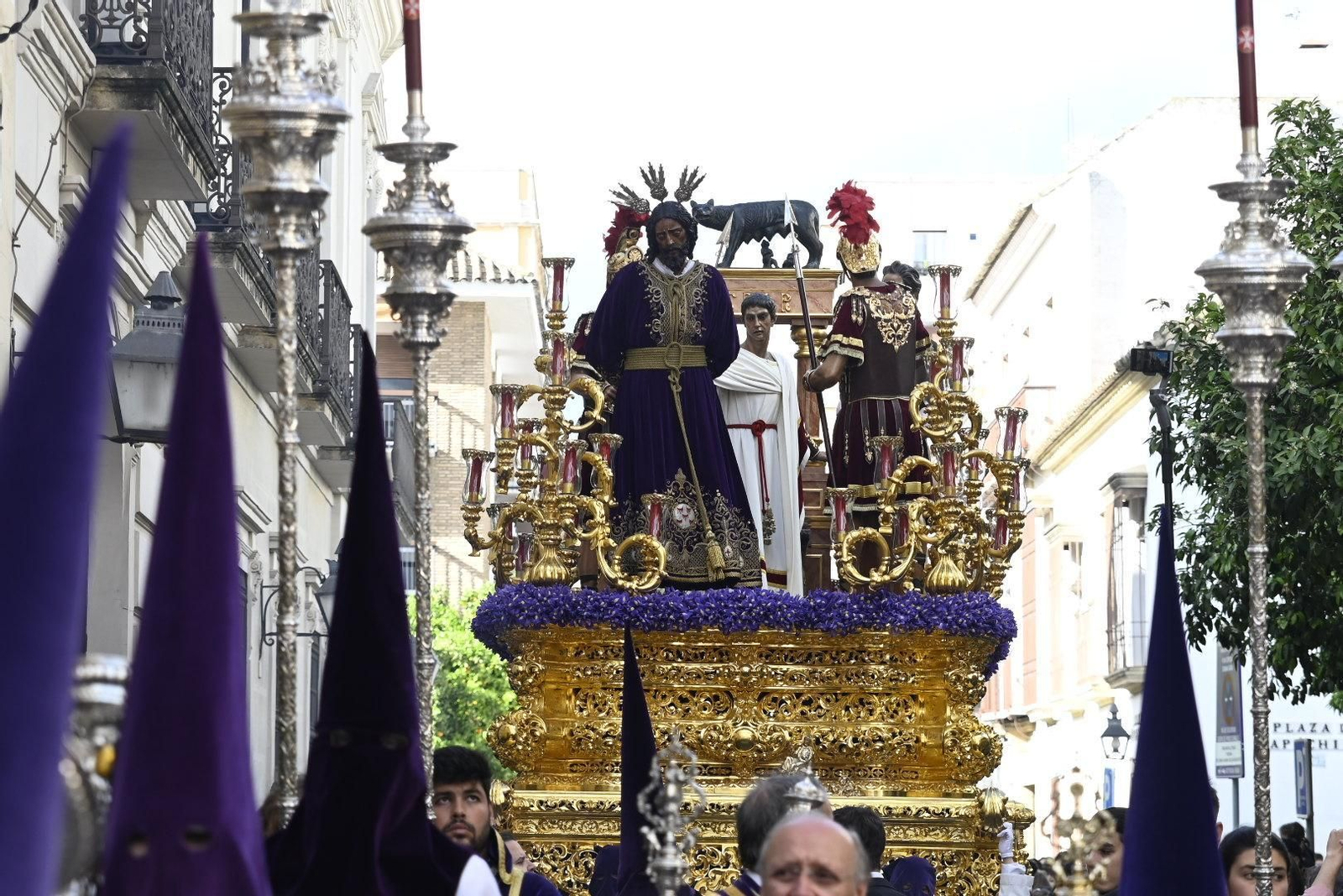 La procesión de la hermandad del Císter en el Martes Santo, en imágenes