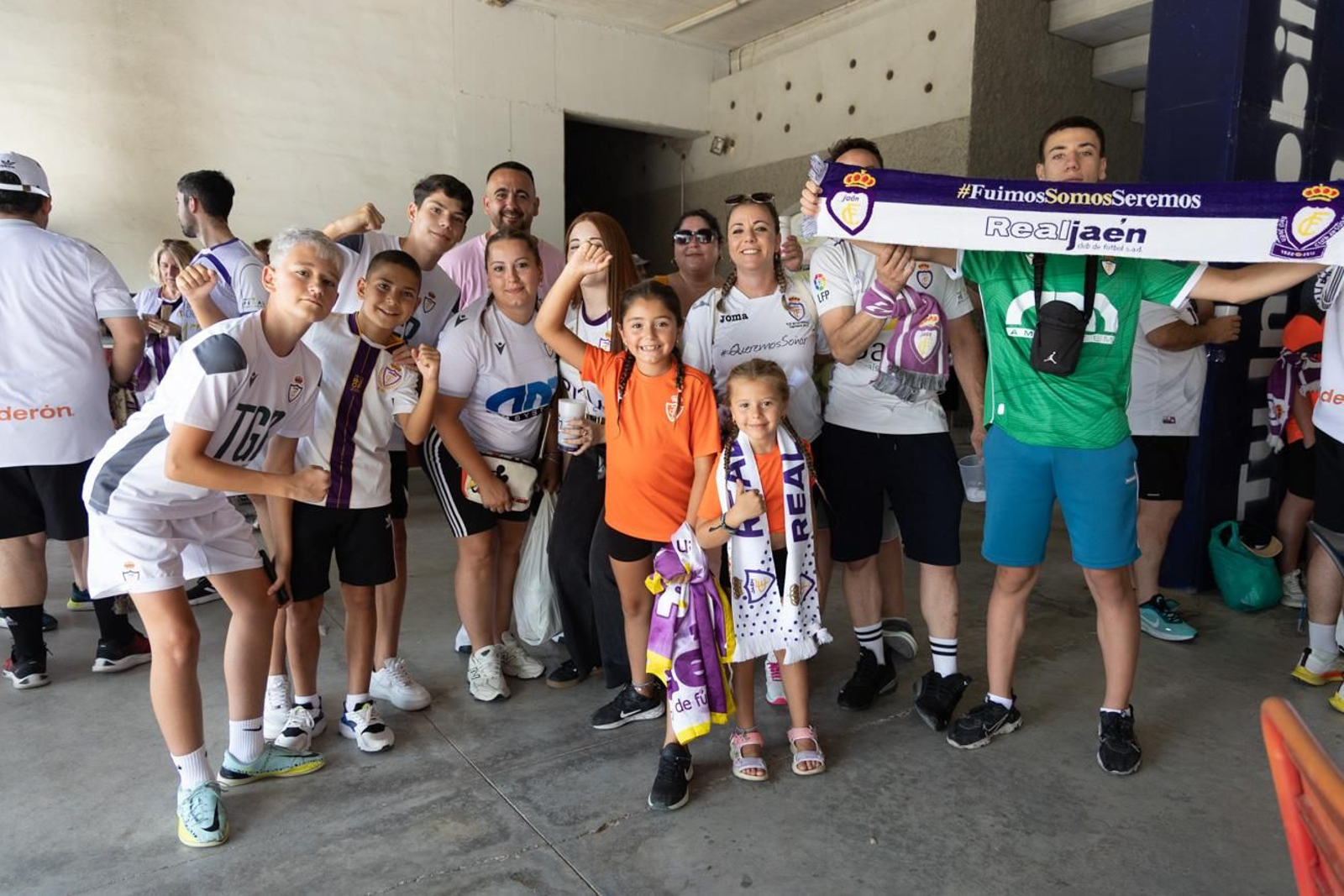El épico recibimiento de la afición lagarta al Real Jaén, en imágenes