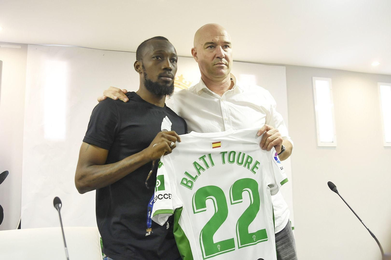 Blati Touré y Rafael Berges, durante la presentación del futbolista burkinés.