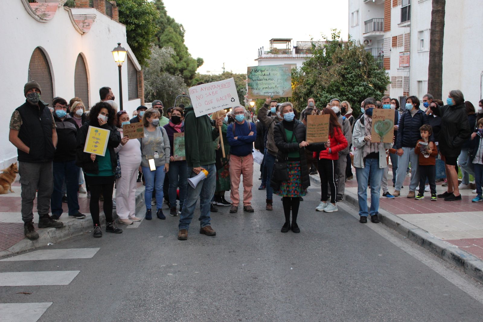Manifestantes contra la tala en Miraflores.