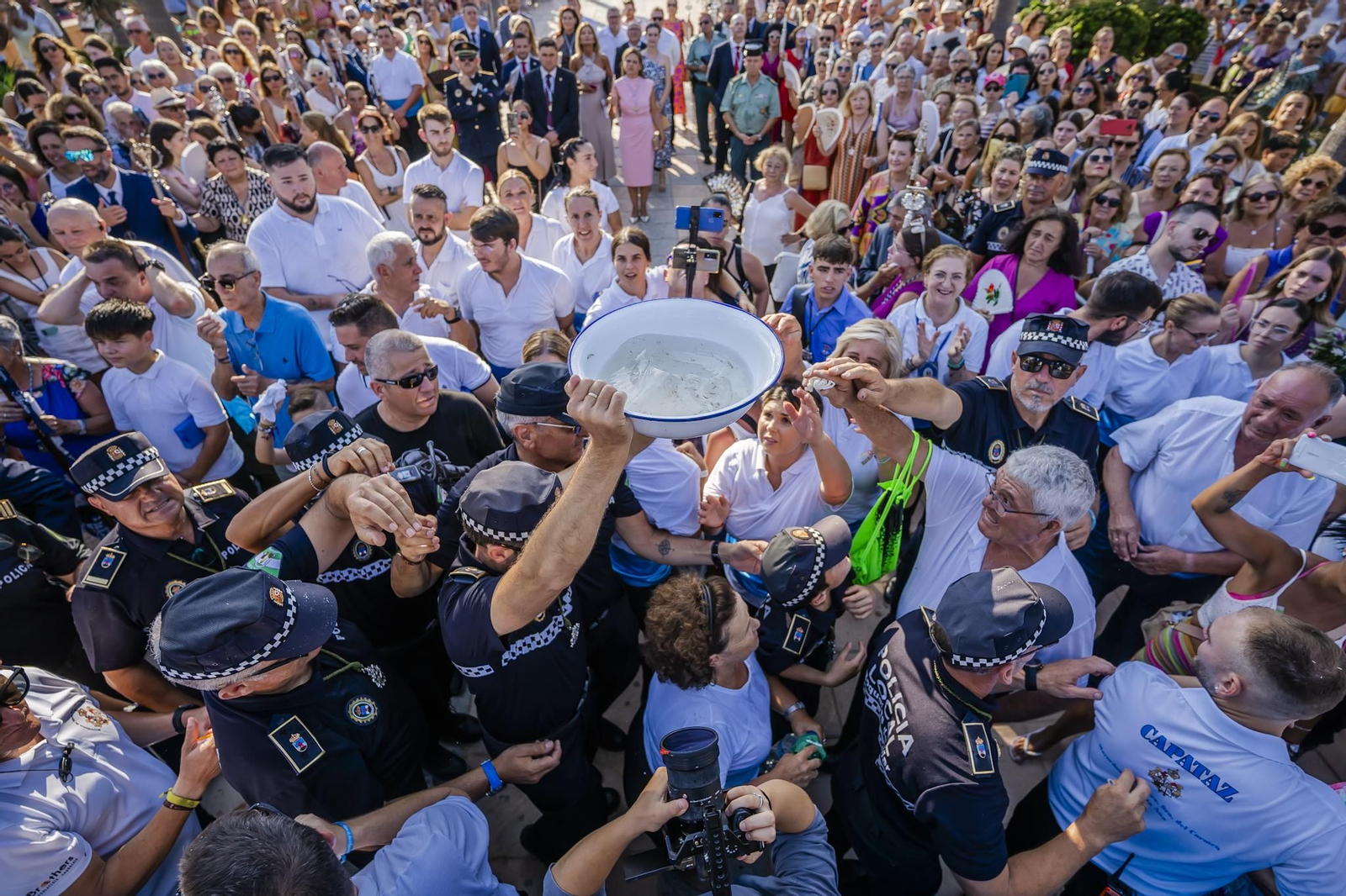 La procesión de la Virgen del Carmen y Santa Ana pone el broche final a las fiestas del Puerto de Roquetas