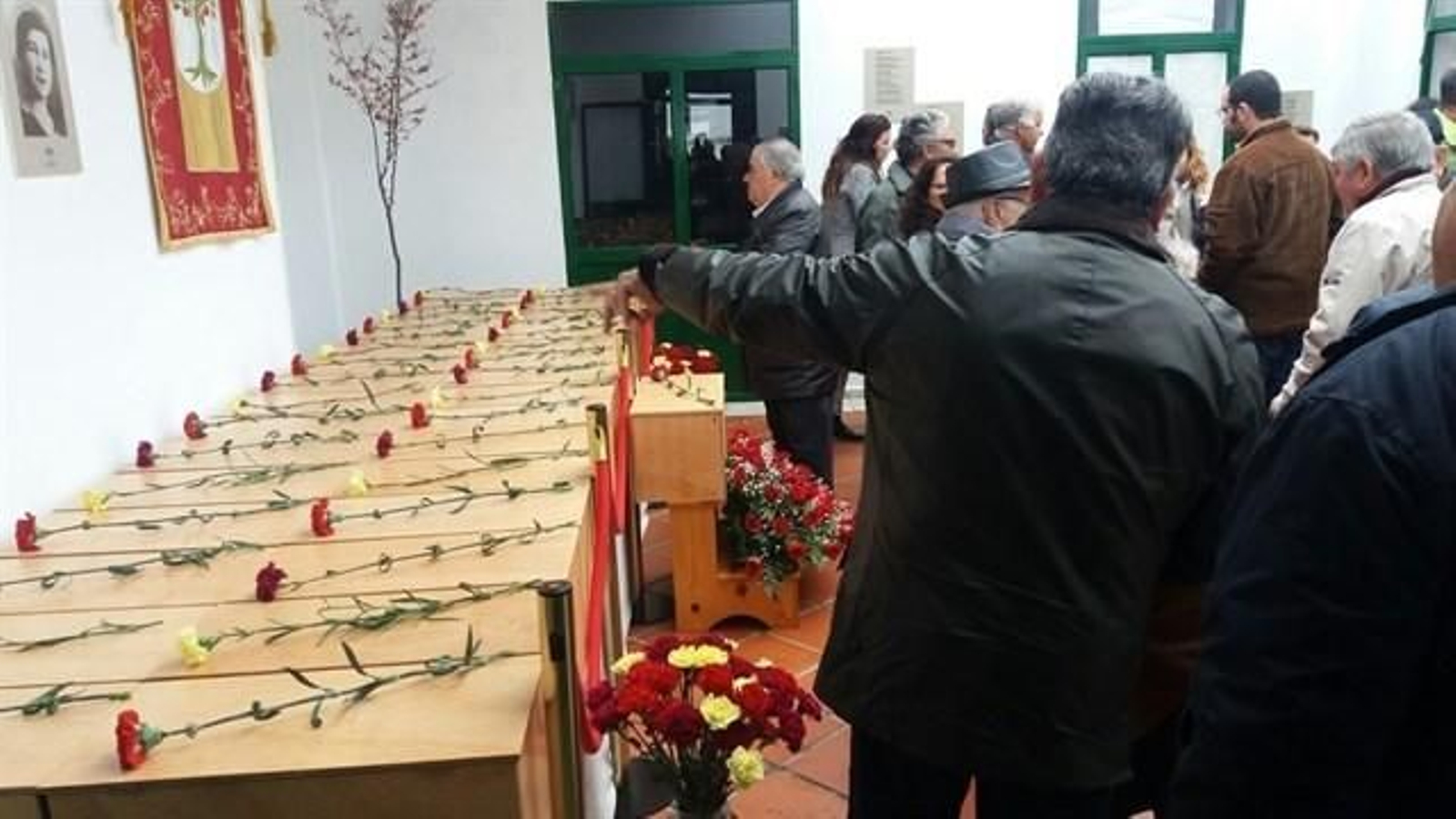 Varios madroñeros, en el acto de despedida de 35 víctimas de la represión franquista.
