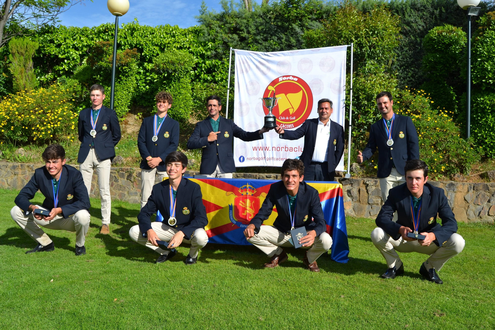 La selección sub-18 de golf de Andalucía, con su copa.
