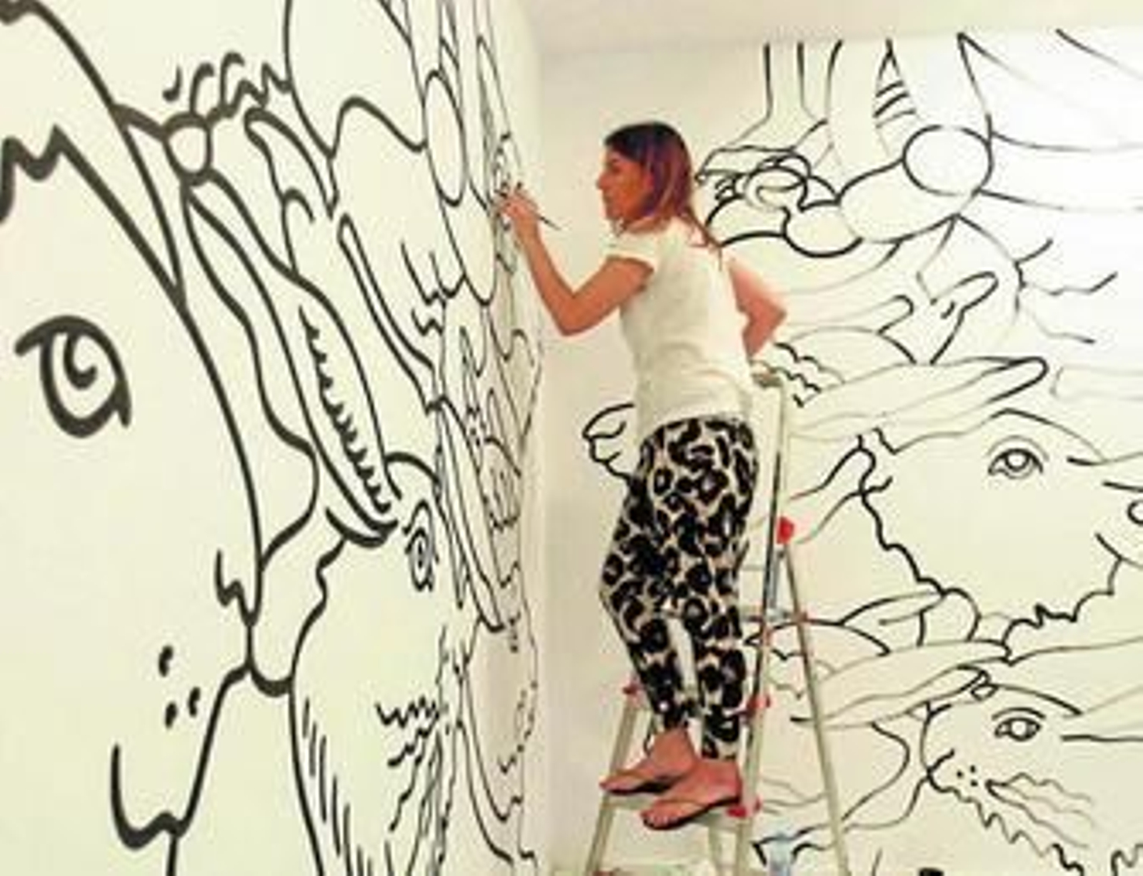 La artista ultima uno de los murales que podrán verse en la Sala Rivadavia.