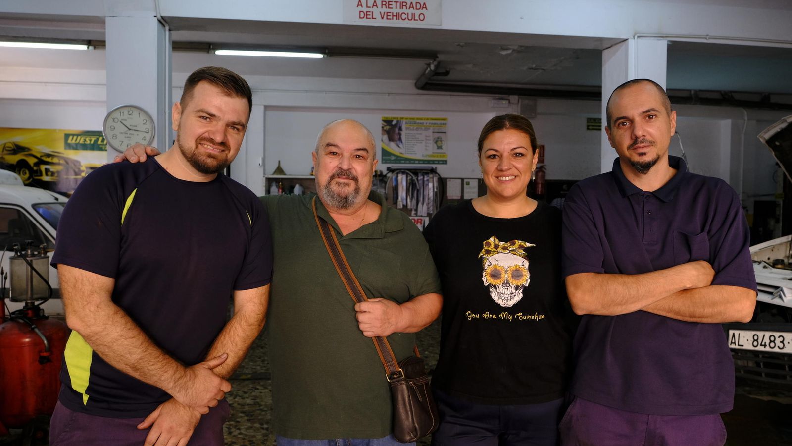 Gálvez y Silvia con los dos empleados que actualmente tienen.