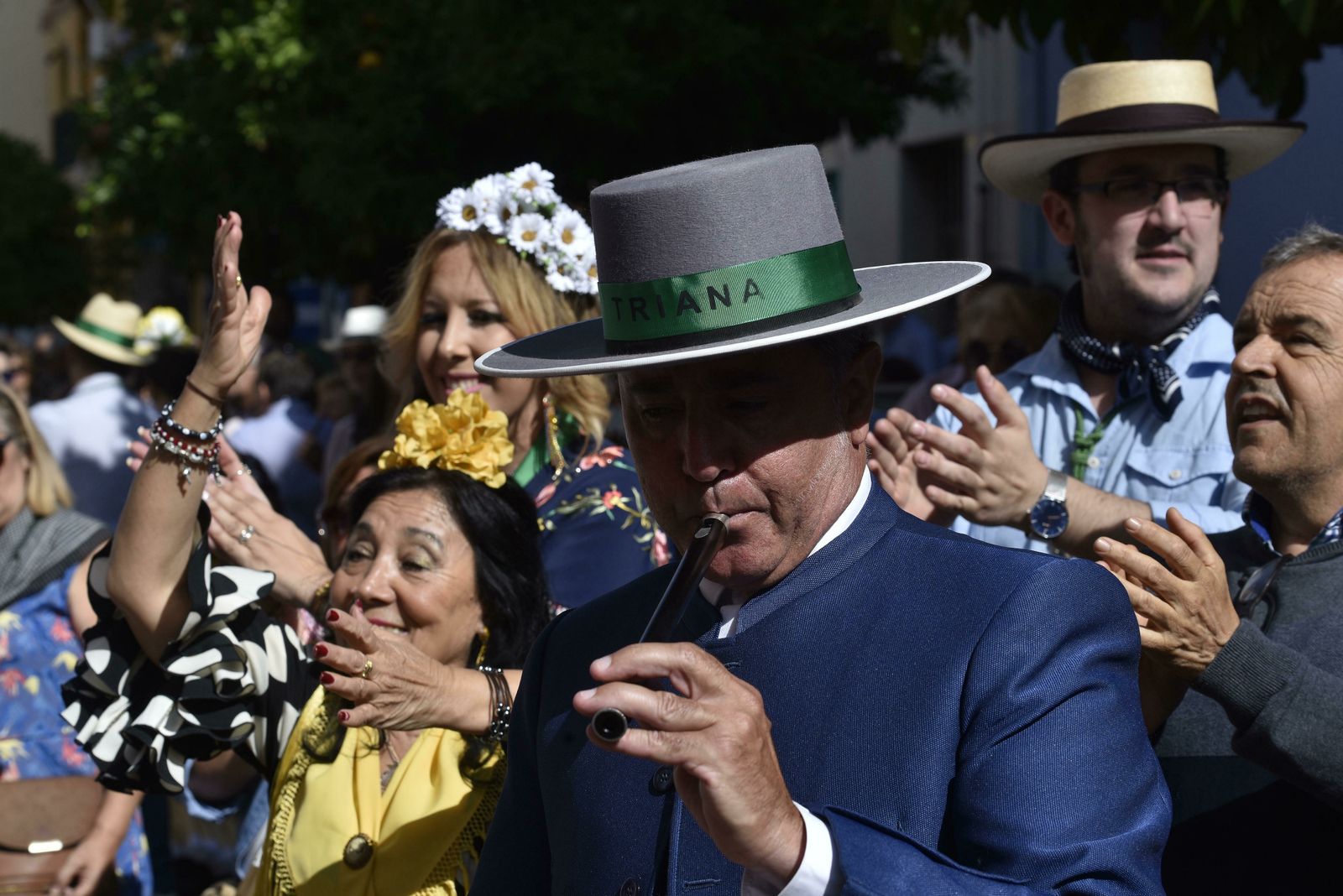 La salida de la Hermandad del Rocío de Triana, en imágenes