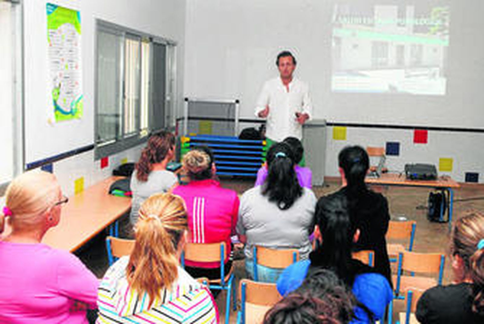 El podólogo Joaquín Mir, durante la charla ofrecida ayer a padres y madres de alumnos del colegio El Rocío.