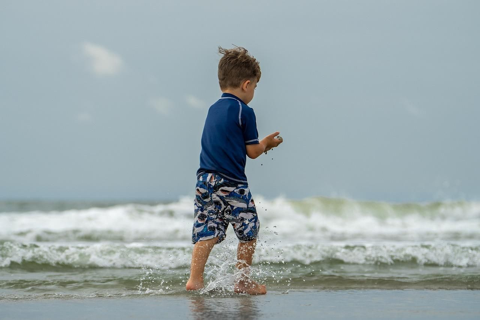 Niño en una playa.