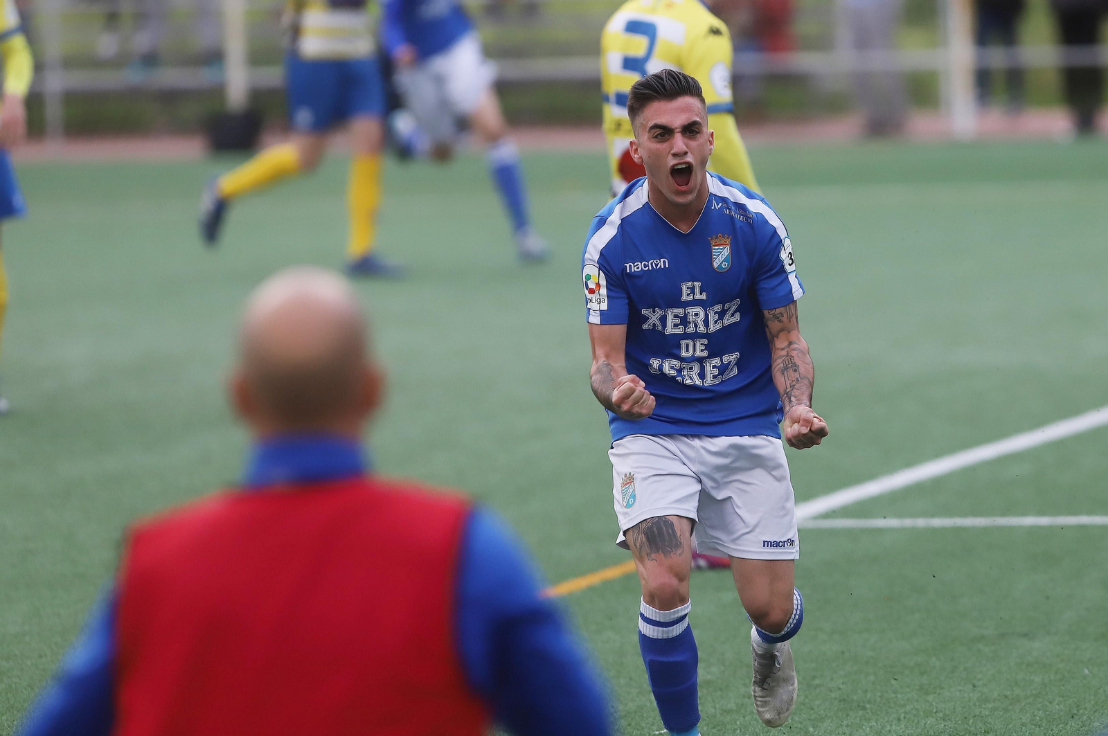 Cristian Tejero celebra con rabia el tanto del triunfo ante el Coria.