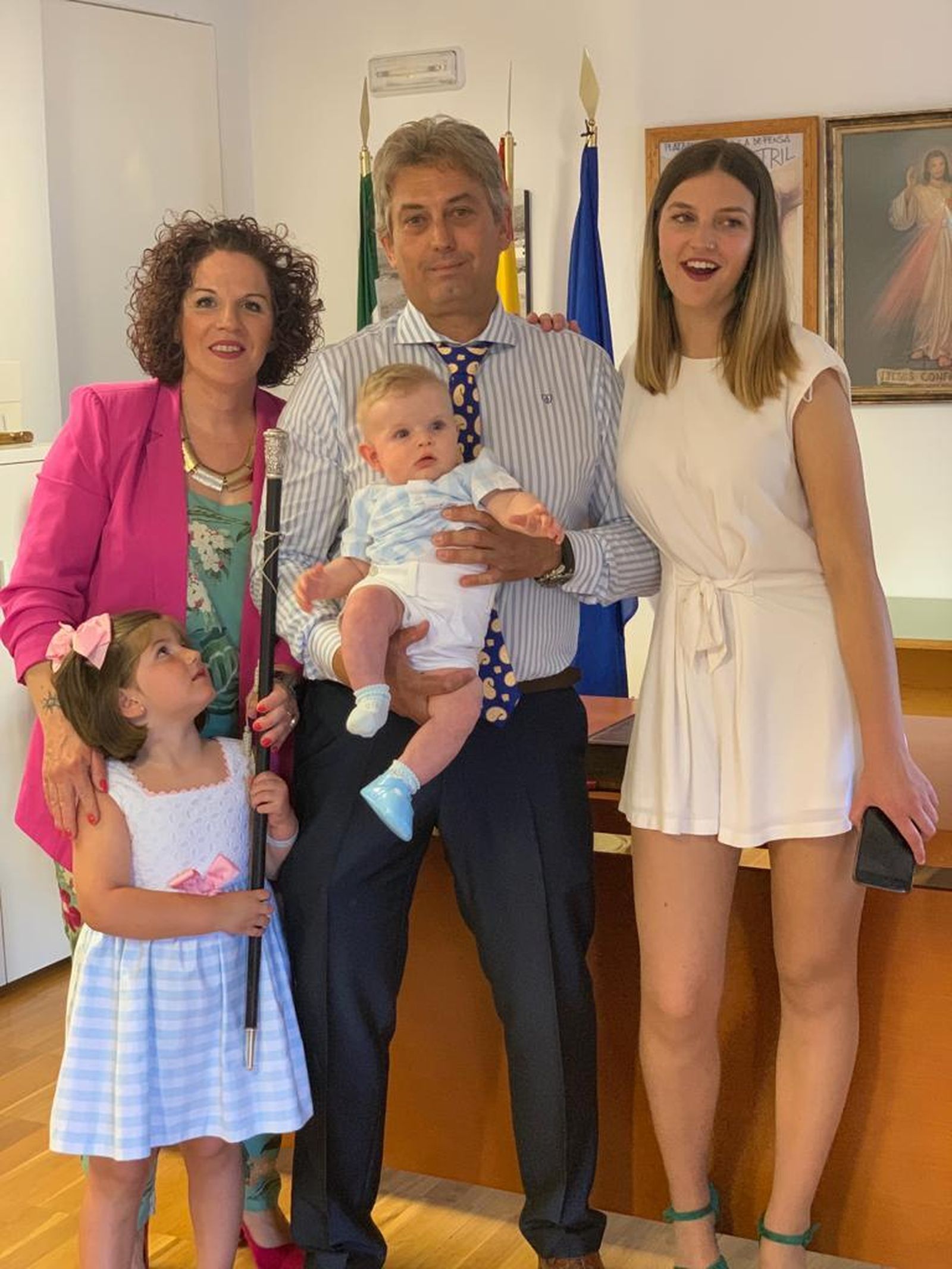El alcalde de Castril, Miguel Pérez Jiménez, junto a su familia.